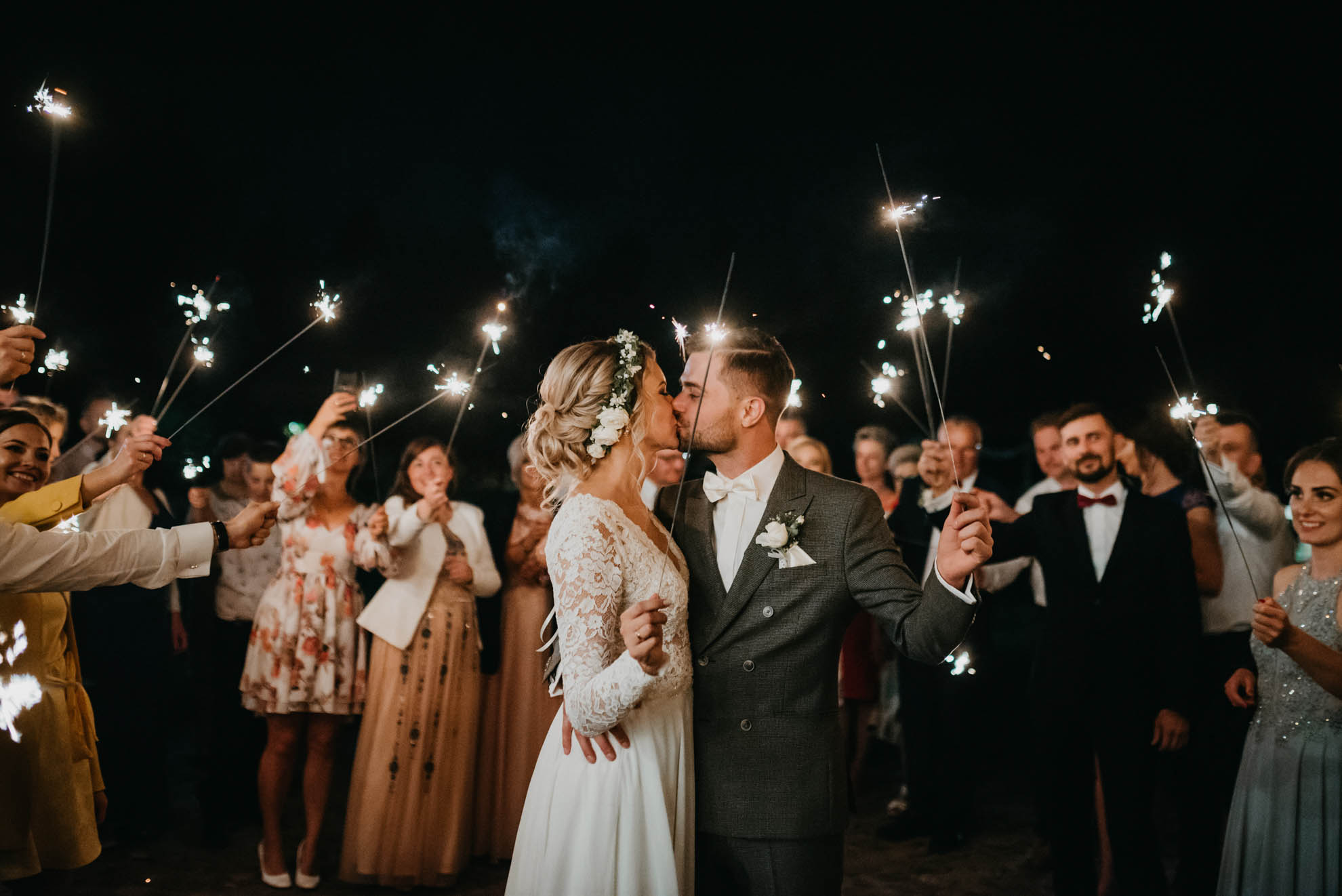 fotograf ślubny białystok - zdjęcie z zimnymi ogniami
